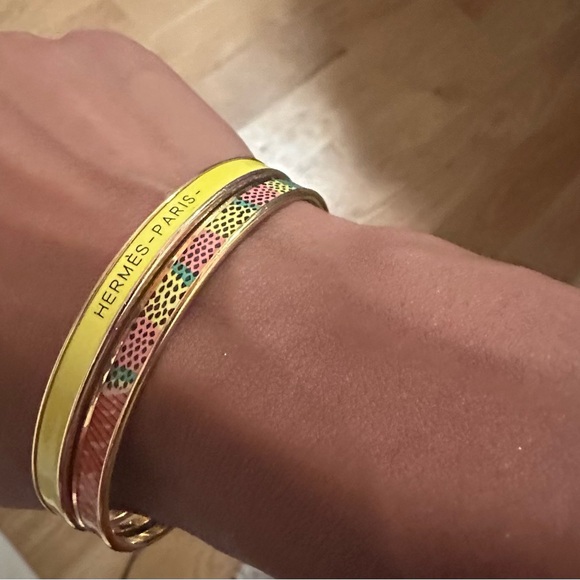 Hermès- Extra-narrow bangle in enamel with rose gold-plated hardware. - Picture 7 of 8